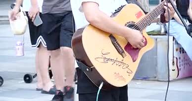 4K吉他弹吉他街边自弹自唱的少年才艺展示视频的预览图